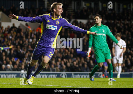 Londres, ANGLETERRE - 8 novembre. Maribor slovène de l'avant Robert Beric fête marquant le but égalisateur lors de l'UEFA Europa League match entre Tottenham Hotspurs (secondaires) de l'Angleterre et Nogometni Klub (NK) Maribor (Slovénie). Joué à White Hart Lane Stadium, Londres, Angleterre le 8 novembre 2012 (photo de Mitchell Gunn/ESPA) Banque D'Images