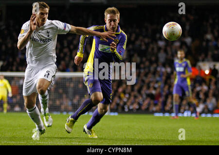 Londres, ANGLETERRE - 8 novembre. Le défenseur de Tottenham belge Jan Vertonghen et slovène de Maribor en avant Robert Beric rivaliser pour la balle au cours de l'UEFA Europa League match entre Tottenham Hotspurs (secondaires) de l'Angleterre et Nogometni Klub (NK) Maribor (Slovénie). Joué à White Hart Lane Stadium, Londres, Angleterre le 8 novembre 2012 (photo de Mitchell Gunn/ESPA) Banque D'Images