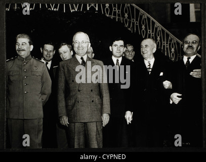 Le président américain Harry S. Truman et le leader soviétique Joseph Staline Participation à Conférence de Potsdam, en Allemagne, Juillet 18, 1945 Banque D'Images