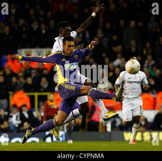 Londres, ANGLETERRE - 8 novembre. L'avant du Togo Tottenham Emmanuel Adebayor et le défenseur brésilien Arghus Maribor en concurrence pour la balle au cours de l'UEFA Europa League match entre Tottenham Hotspurs (secondaires) de l'Angleterre et Nogometni Klub (NK) Maribor (Slovénie). Joué à White Hart Lane Stadium, Londres, Angleterre le 8 novembre 2012 (photo de Mitchell Gunn/ESPA) Banque D'Images