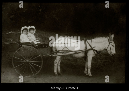 Deux jeunes filles en Donkey-Drawn Wagon, vers 1907 Banque D'Images