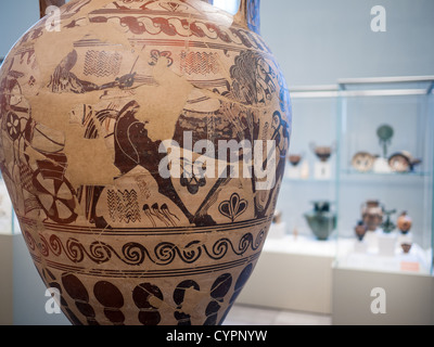 NEW YORK, États-Unis — amphore grecque en terre cuite (pot de stockage) du VIIe siècle av. J.-C. au Metropolitan Museum of Art de New York, New York. Banque D'Images