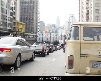 Le trafic lourd à Avenida Prestes Maia au centre-ville de Sao Paulo, Brésil Banque D'Images