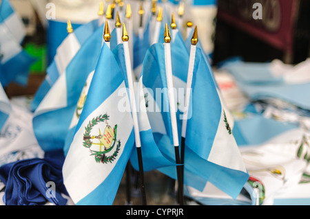 ANTIGUA GUATEMALA, Guatemala — Un groupe de petits drapeaux nationaux bleus et blancs guatémaltèques en vente au Mercado Municipal à Antigua pour le jour de l'indépendance du Guatemala. Banque D'Images