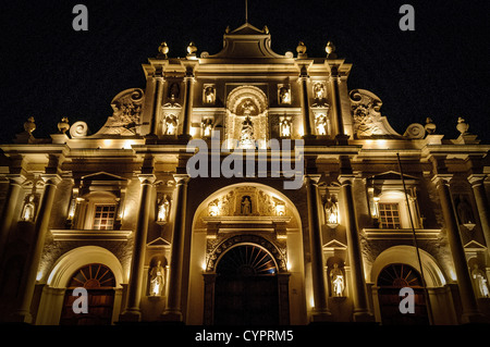 Cathédrale Saint-Joseph Antigua Guatemala Guatemala // Antigua Guatemala, Guatemala — au nord du Parque Central d'ANTIGUA, la cathédrale de Santiago a été commencée en 1542 mais détruite en grande partie par le tremblement de terre de 1773. Il a été seulement partiellement reconstruit après cela, principalement la façade de la façade face au parc qui abrite maintenant l'Inglesio de San Jose (église Saint-Joseph). Derrière la façade se trouvent les ruines de la cathédrale d'origine. Banque D'Images