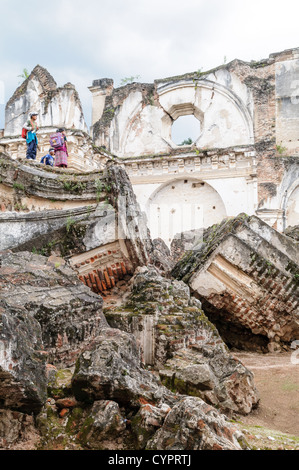 Iglesia y Convento de la Recolección Ruins Antigua Guatemala // ANTIGUA GUATEMALA, Guatemala — des enfants se tiennent sur les ruines de l'Iglesia y Convento de la Recolección à Antigua, Guatemala. L'église a été détruite par le tremblement de terre de 1773. Banque D'Images