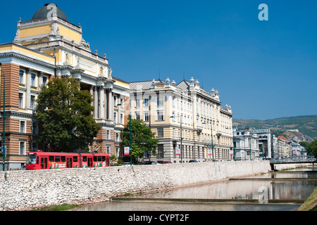 Obala Kulina Bana édifices le long de la route sur la rive nord de la rivière Miljacka à Sarajevo, capitale de la Bosnie-Herzégovine. Banque D'Images