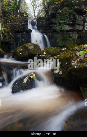 Cascades le long de la maison Scarr B6270 dans Swaledale entre Thwaite et Muker. Banque D'Images