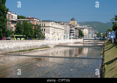 Obala Kulina Bana édifices le long de la route sur la rive nord de la rivière Miljacka à Sarajevo, capitale de la Bosnie-Herzégovine. Banque D'Images