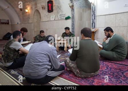 8 novembre 2012 - Alep, Syrie : les combattants de l'Armée syrienne libre, prendre part à la classe du Coran dans une mosquée Gadedah. Banque D'Images