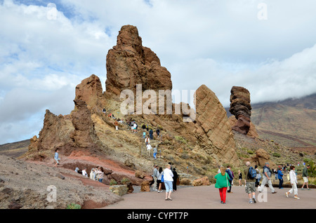 Les touristes visitent les Roques de Garcia dans le parc national du Teide sur l'île de Tenerife, Canaries Banque D'Images