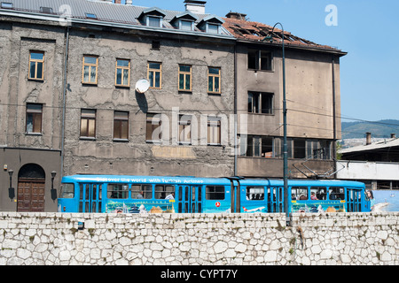 Bâtiments et d'un tramway sur l'Obala Kulina Bana road, à Sarajevo, capitale de la Bosnie-Herzégovine. Banque D'Images