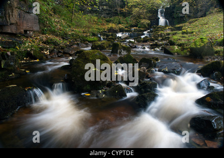 Cascades le long de la maison Scarr B6270 dans Swaledale entre Thwaite et Muker. Banque D'Images