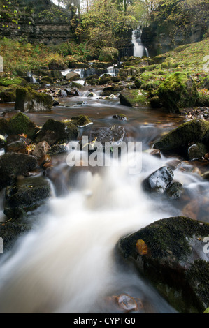 Cascades le long de la maison Scarr B6270 dans Swaledale entre Thwaite et Muker. Banque D'Images