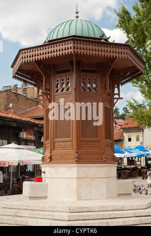 Le Sebilj, une fontaine en pierre et en bois en place Baščaršija à Sarajevo en Bosnie-Herzégovine. Banque D'Images