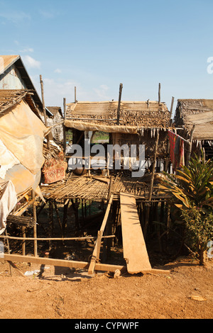 Des maisons sur pilotis dans le village Kampong Khleang près du lac Tonlé Sap, au nord du Cambodge Banque D'Images