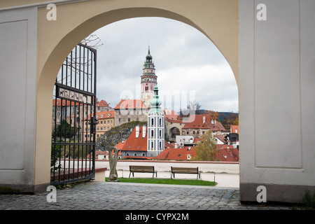 Centre historique de Ceske Krusovice vu à travers la porte, en République tchèque. Site du patrimoine mondial de l'UNESCO Banque D'Images