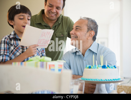 Mother, père et fils celebrating birthday Banque D'Images