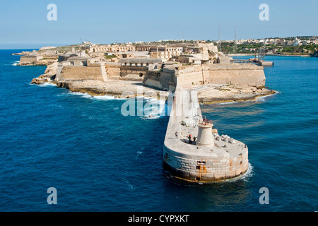 Brise-lames Ricasoli avec Fort Ricasoli derrière les formes de bras est Grand Harbour, Malte Banque D'Images
