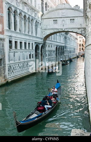 Gondoles passant sous le Pont des Soupirs, Venise, Italie Banque D'Images