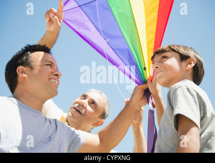 Mother, father and son flying kite Banque D'Images