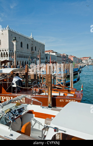 Gondoles et bateaux amarrés devant le palais des Doges, la Place Saint Marc, Venise Banque D'Images