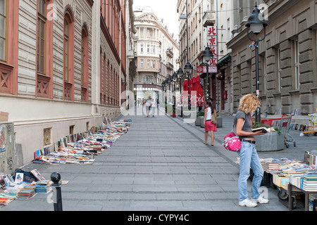 Livres d'occasion à vendre dans une rue de Belgrade, la capitale de la Serbie. Banque D'Images