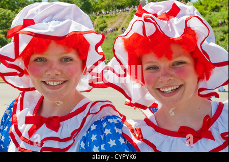 Deux clowns au grand défilé annuel du cirque, Milwaukee, Wisconsin. Banque D'Images