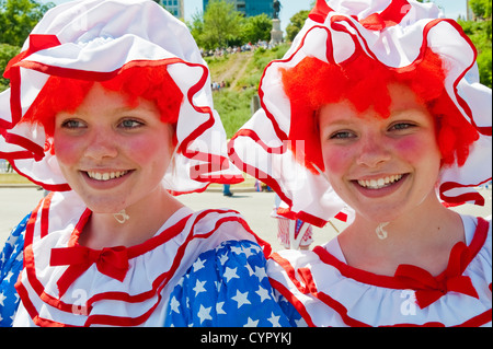 Deux clowns au grand défilé annuel du cirque, Milwaukee, Wisconsin. Banque D'Images