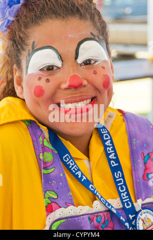 Close up Clown lors de l'Assemblée Grand CIrcus Parade, Milwaukee, Wisconsin. Banque D'Images