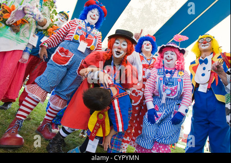 Des clowns à l'assemblée une grande parade de cirque, Milwaukee, Wisconsin. Banque D'Images