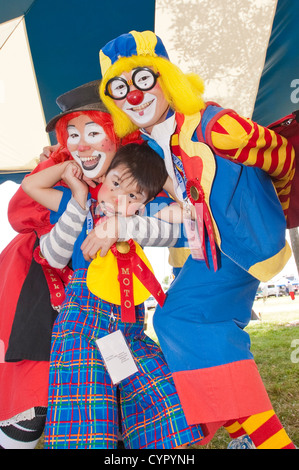 Des clowns à l'assemblée une grande parade de cirque, Milwaukee, Wisconsin. Banque D'Images