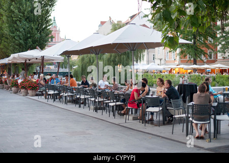 Les cafés-terrasses sur les rives de la rivière Ljubljanica dans la vieille ville de Ljubljana, la capitale de la Slovénie. Banque D'Images