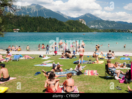 Les vacanciers au bord du lac de Bled dans les Alpes Juliennes au nord-ouest de la Slovénie. Banque D'Images