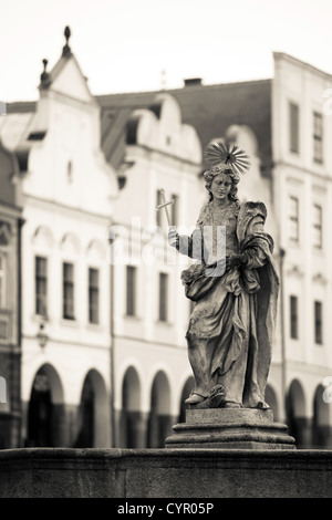 Détail de fontaine à la place principale de Telc, République tchèque, site du patrimoine mondial de l'image couleur sépia - Banque D'Images