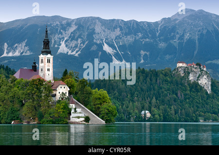 Voir la soirée de la 15e siècle Église de pèlerinage de l'assomption de Marie sur l'île de Bled, le lac de Bled en Slovénie. Banque D'Images