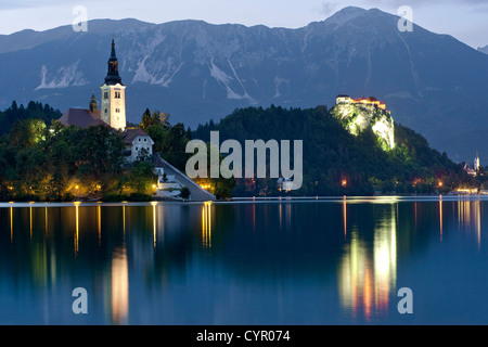 Vue de nuit de la 15e siècle Église de pèlerinage de l'assomption de Marie sur l'île de Bled, le lac de Bled en Slovénie. Banque D'Images