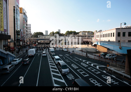 TOKYO, JAPON, 1er novembre, 2012. Vue sur la rue animée en face de la Gare de Ueno (long bâtiment sur la droite) à Ueno, Tokyo, Japon. Banque D'Images