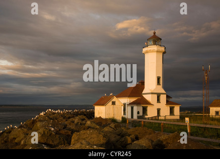 WA05799-00...WASHINGTON - Coucher du soleil à Point Wilson Light à Fort Worden State Park sur l'inlet de l'Amirauté à Port Townsend. Banque D'Images