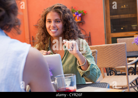 Businesswomen having meeting in outdoor cafe Banque D'Images