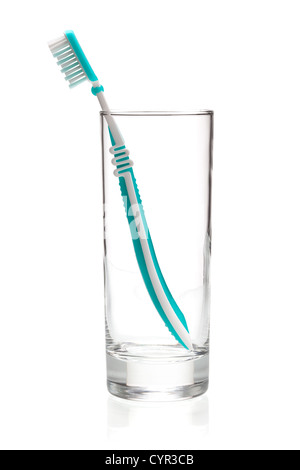 Brosse à dents verte en verre. Isolé sur fond blanc Banque D'Images