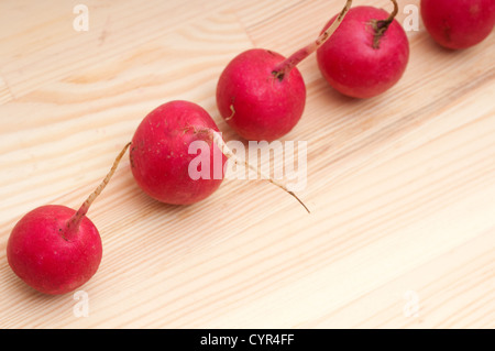 Plus de radis crus rouges frais table en pin libre Banque D'Images