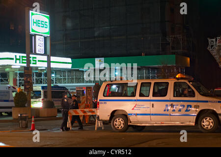 Le 8 novembre 2012, New York, NY, US. Les agents de police de la ville de New York sur la garde côtière canadienne à une station-service, des heures avant le rationnement du gaz est de commencer à New York en raison de pénuries constantes après l'Ouragan Sandy. Banque D'Images