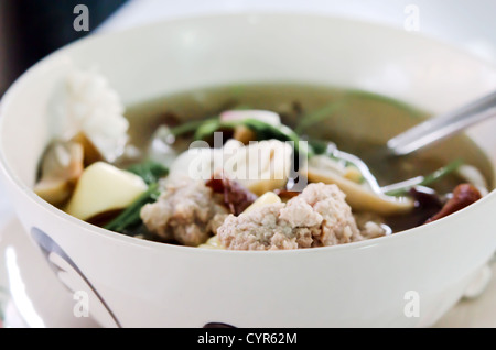 Soupe claire , hachis de porc avec légumes mélange Banque D'Images