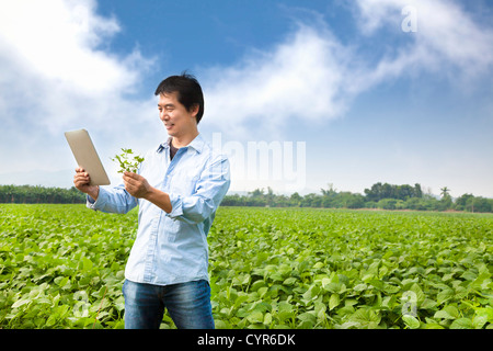 Asian farmer with tablet pc Banque D'Images