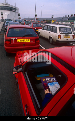 La passager a 1996 route dans le siège gauche comme ils queue avec d'autres Britanniques au terminal Eurotunnel à Coquelles. Banque D'Images