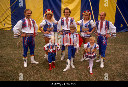 Une famille de cirque pose pour un portrait à l'extérieur de leur chapiteau tente avant de procéder à un autre show local dans le sud de Londres. Banque D'Images