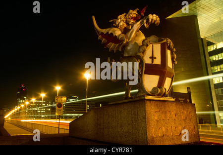 Les véhicules roulent sur le pont de Londres, une statue de griffin marque la limite sud entre Southwark sur le côté sud et la ville Banque D'Images