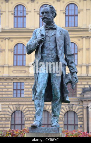 Prague, République tchèque. Statue d'Antonin Dvorak Devant le Rudolfinum dans Jana Palacha Namesti / place Jan Palach Banque D'Images