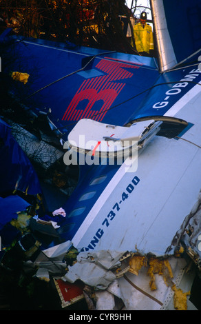 Les équipes d'urgence et les zones dévastées, fuselage d'un British Midland Airways Boeing 737-400 series crashed avion de ligne. Banque D'Images